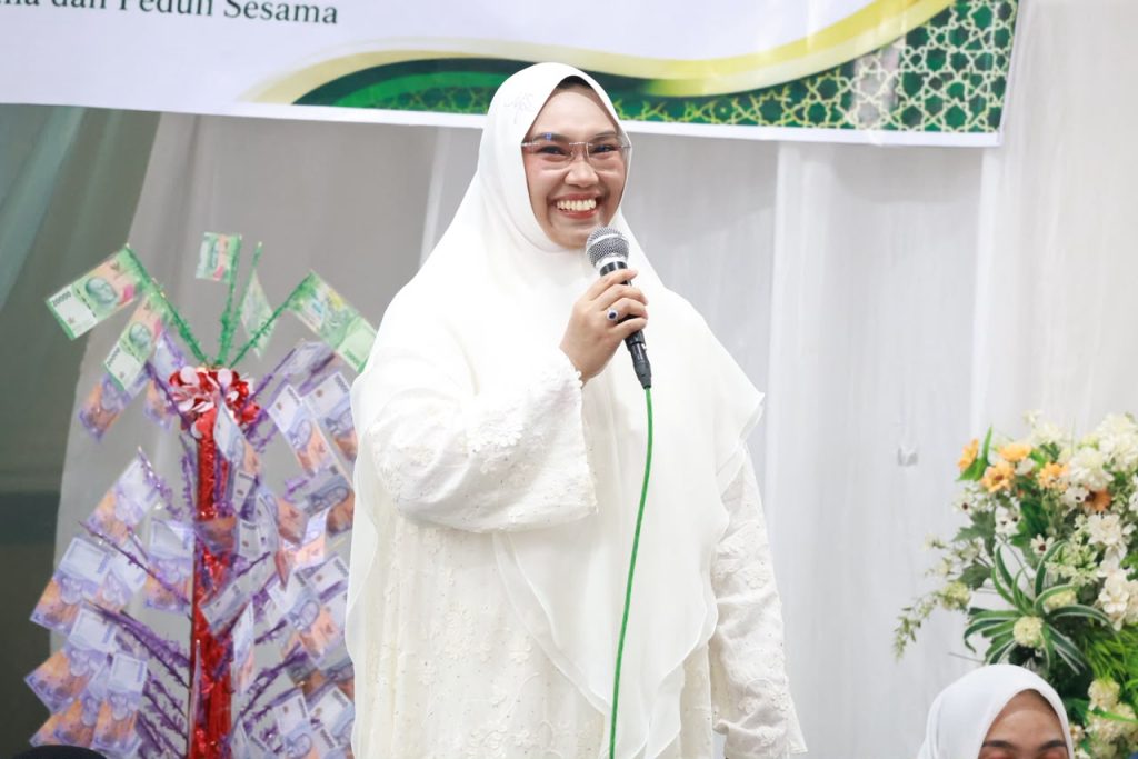 Penasehat BKMT Tanah Bumbu Andi Irmayani Rudi Latif memberikan pesan tentang meneladani Rasulullah dalam kehidupan sehari-hari.