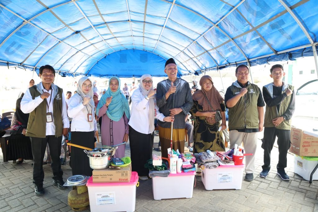 Foto kegiatan penyerahan Bantuan Sosial ATENSI berupa alat bantu, peralatan rumah tangga, dan perlengkapan ibadah kepada penyandang disabilitas di Kabupaten Tanah Bumbu.
