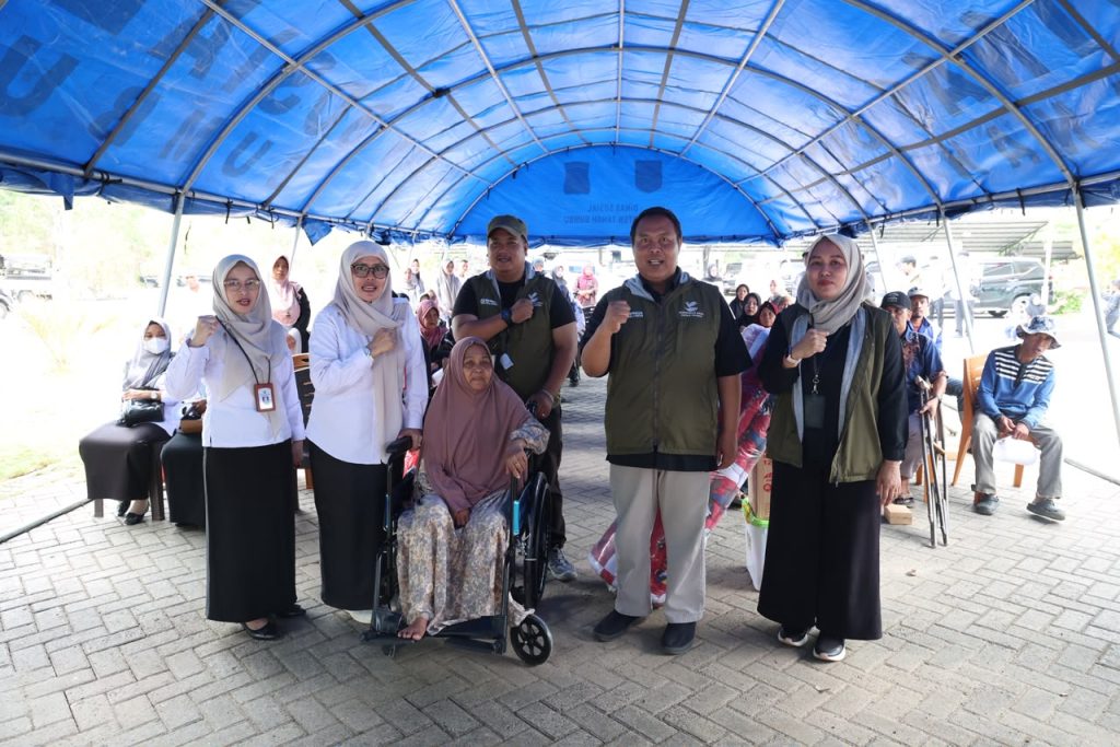 Foto kegiatan penyerahan Bantuan Sosial ATENSI berupa alat bantu, peralatan rumah tangga, dan perlengkapan ibadah kepada penyandang disabilitas di Kabupaten Tanah Bumbu.