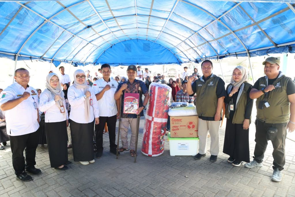 Foto kegiatan penyerahan Bantuan Sosial ATENSI berupa alat bantu, peralatan rumah tangga, dan perlengkapan ibadah kepada penyandang disabilitas di Kabupaten Tanah Bumbu.