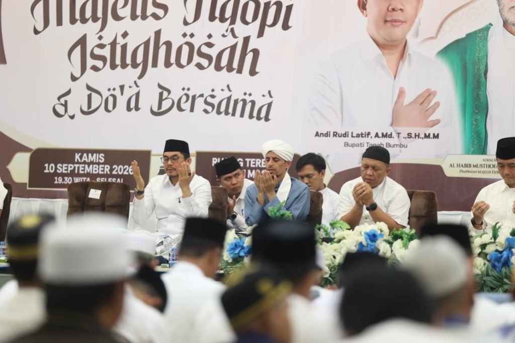 Suasana istighosah dan doa bersama Pemkab Tanah Bumbu di halaman Masjid Al-Falah, Desa Gunung Antasari. Bupati Andi Rudi Latif bersama masyarakat memanjatkan doa untuk keselamatan, keberkahan, dan perlindungan dari ancaman kebakaran hutan dan lahan.