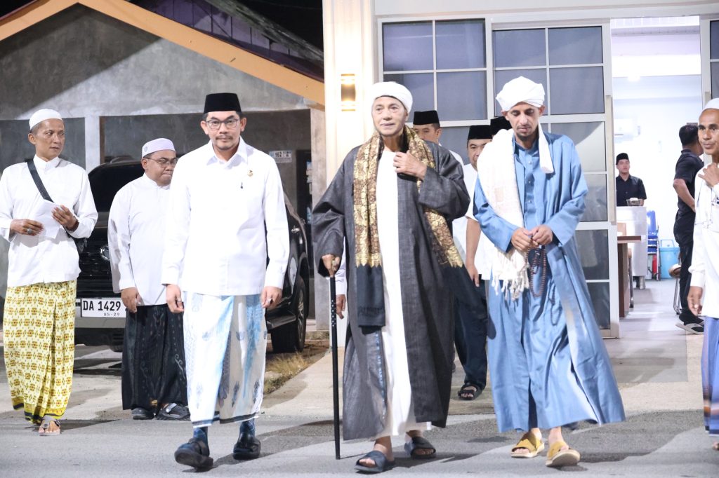 Suasana istighosah dan doa bersama Pemkab Tanah Bumbu di halaman Masjid Al-Falah, Desa Gunung Antasari. Bupati Andi Rudi Latif bersama masyarakat memanjatkan doa untuk keselamatan, keberkahan, dan perlindungan dari ancaman kebakaran hutan dan lahan.