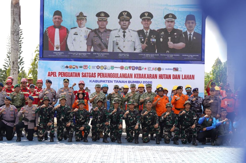 Bupati Andi Rudi Latif bersama Satgas Karhutla Tanah Bumbu saat apel penguatan kesiapsiagaan penanggulangan kebakaran hutan dan lahan di Batulicin, 10 September 2026